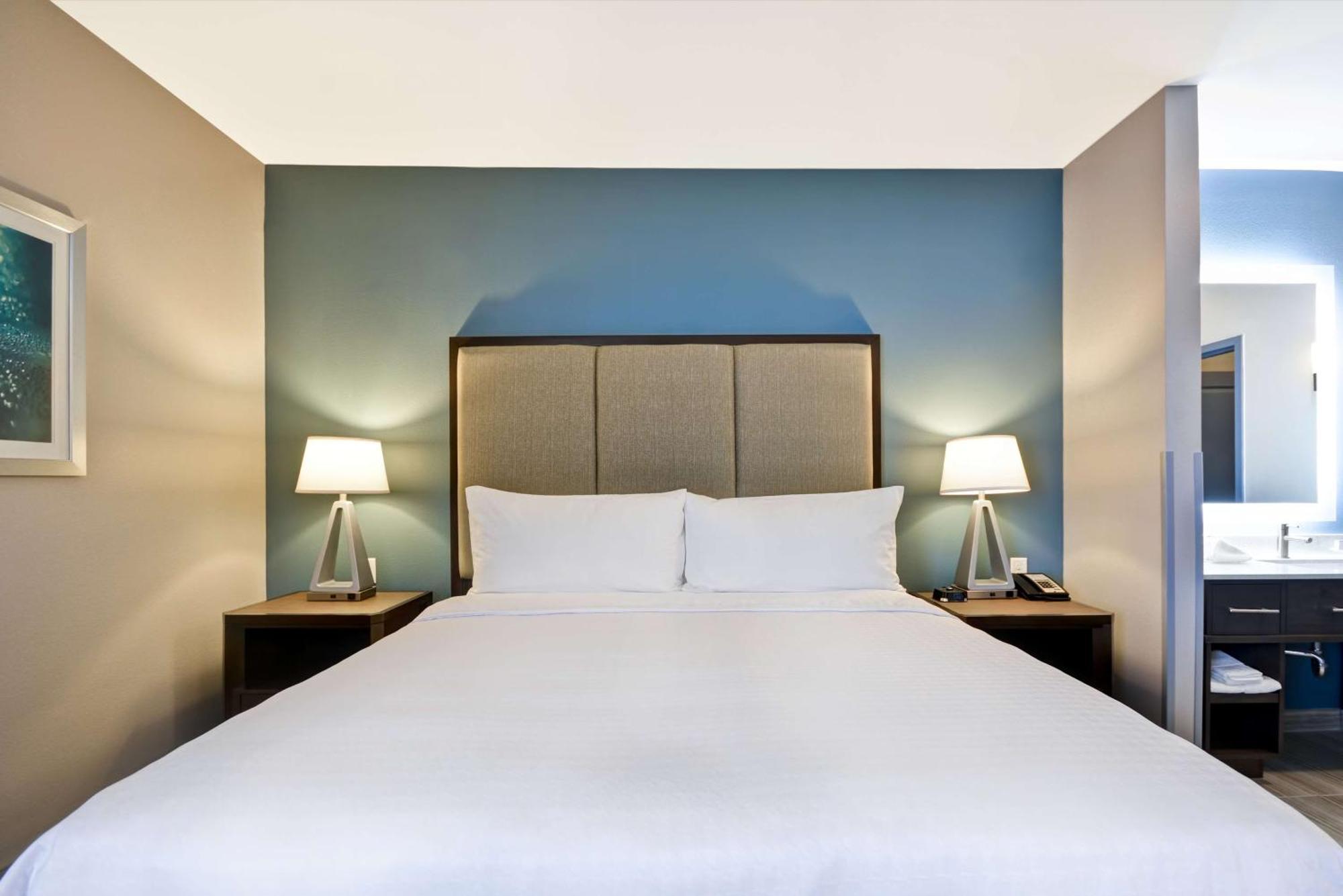 โฮมวูด สวีท บาย ฮิลตัน คอนโร Hotel ภายนอก รูปภาพ